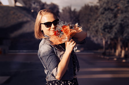 ung kvinna, modell, blommor, i parken, sommar, lukt