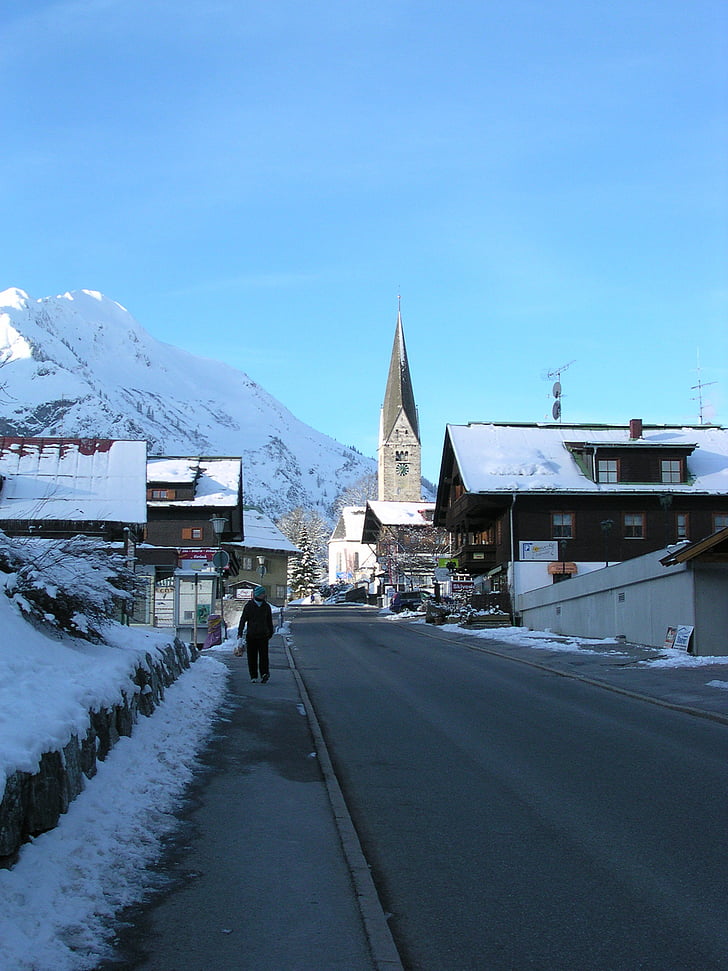 Mittelberg, Kleinwalsertal, Österrike, bygatan, kyrkan, morgenstimmung, vinter