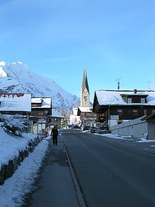 Mittelberg, Kleinwalsertali, Austria, küla tänaval, kirik, morgenstimmung, talvel