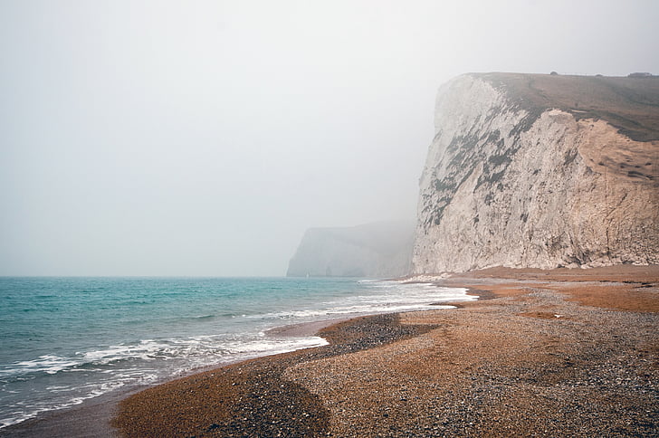 Playa, cerca de, gris, Rocky, acantilados de, nieblas, durante el día