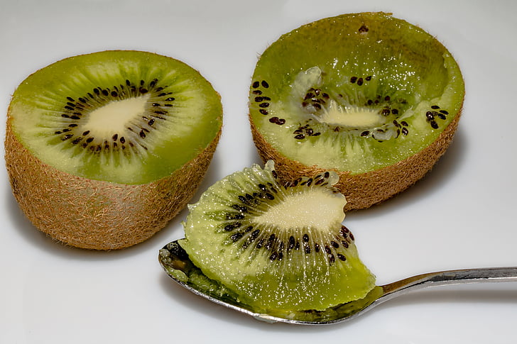 Kiwi, Kiwi halvdeler, kinesisk stikkelsbær, ausgelöffelte i stedet, skjeen, papirmasse, vitaminer