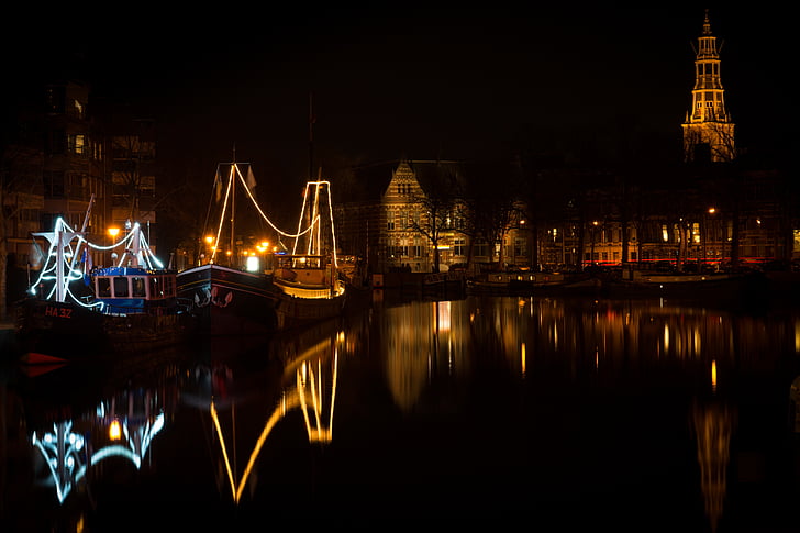 Groningen, éjszaka, fények, csónakok, víz, város, régi