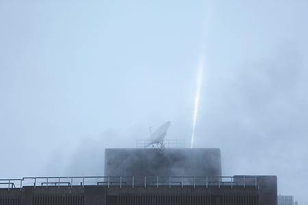 серый, Спутниковое, блюдо, Вверх, здание, на крыше, Спутниковая антенна