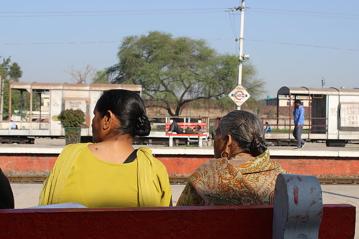 damer, venter, gamle, kvinne, person, jernbanestasjon, Punjab
