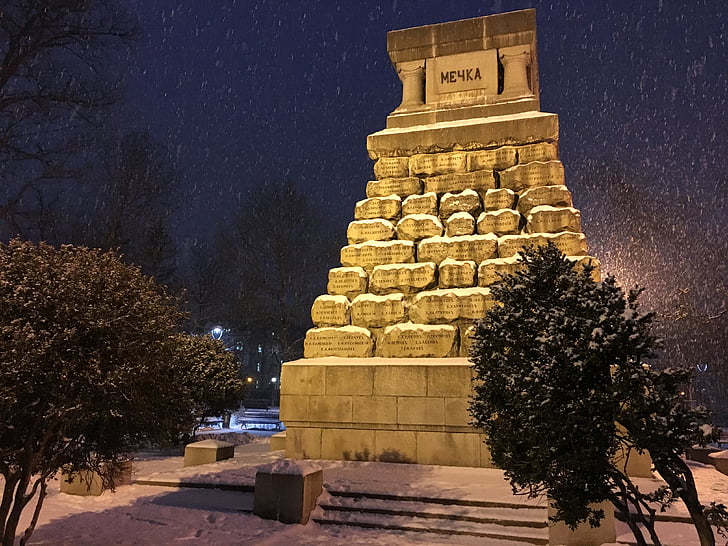 Sofija, Bulgarija, žiemą, daktaro paminklas, Daktaro sodas, miesto centras, naktį mieste Sofija