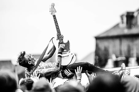 közönség, zenekar, fekete-fehér, koncert, gitár, gitáros, Zenekarokban - LaSemo 2015-ig