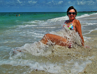 Schwimmen, Strand, Florida, Spaß beim Baden, Meer, Welle, Wasser spritzt