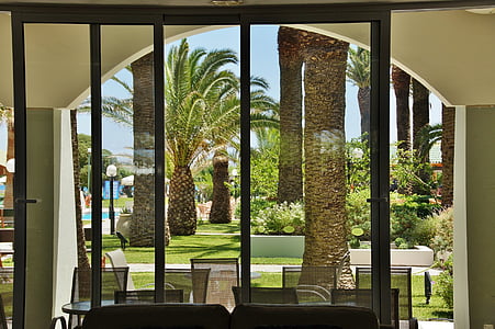 finestra, la vista des de la finestra, en el jardí, Palma