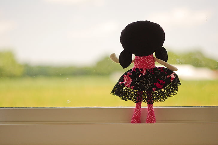 bábika, Dávajte si pozor, ružová, čierne vlasy, farma, okno, dovidenia
