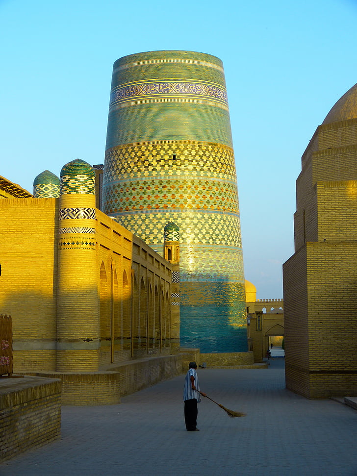 Khiva, reggel, Kovács Gabi kisebb, rövid minaret, világítás, színes, hangulat