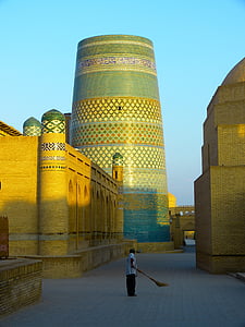 Khiva, dimineata, kalta minore, scurt minaret, iluminat, colorat, starea de spirit