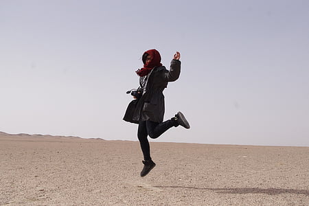 관광, 행복, 점프, 둔 황, 사막, 중국, 여자의