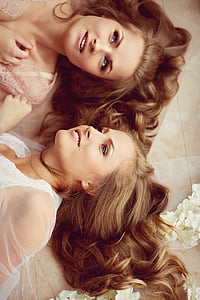 tvillingar, flickor, ögon, modell, hår, ligga på golvet, vacker kvinna