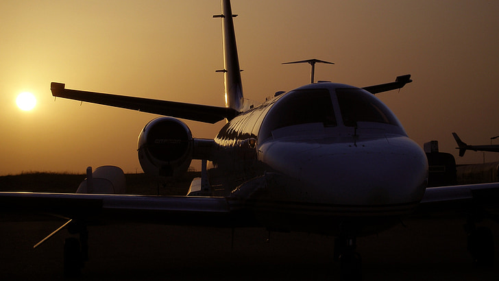 lentokoneet, Cessna citation ii, Sunset, siluetti, ilta taivaalle, lentokenttä