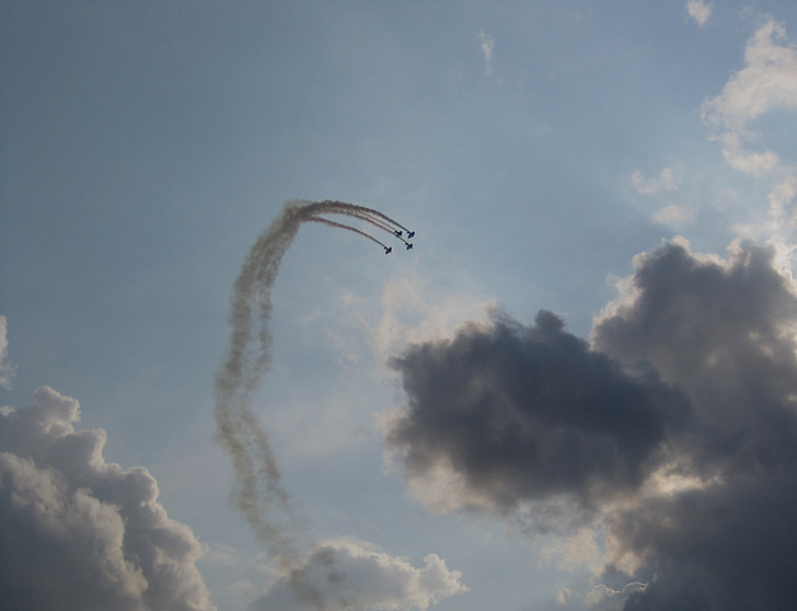 airshow, formation, flying, aerobatic display, sky, dark clouds, smoke trails