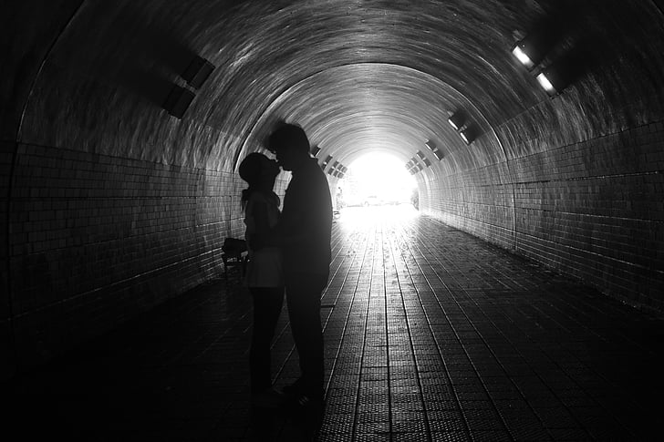 poljubac, pozadinsko osvjetljenje, tunel