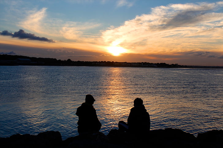 silhouette, deux, personne, assis, à côté de, Lac, eau