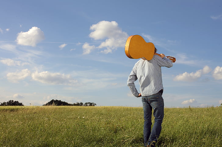 kék farmer, fiú, klasszikus gitár, felhők, vidéken, a mező, fű