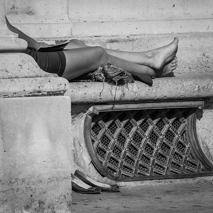 vrouw, blote voeten, Louvre, Parijs, Straat, ontspannen, zonnebaden