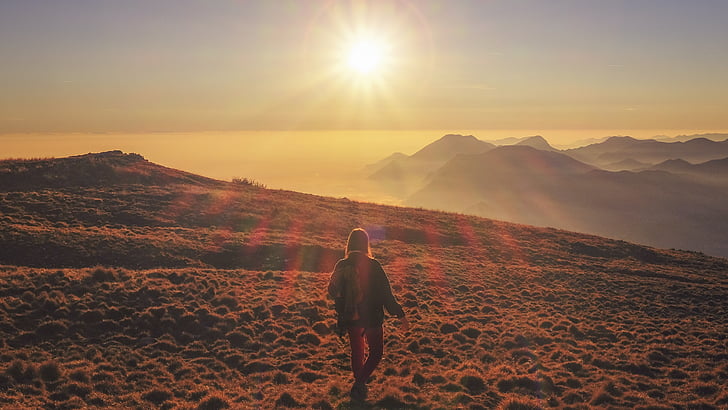 Foto, persona, caminando, colina, durante el día, montaña, puesta de sol