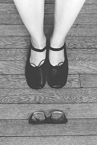 sabates de ballet, en blanc i negre, ulleres, peus, calçat, noia, parquet