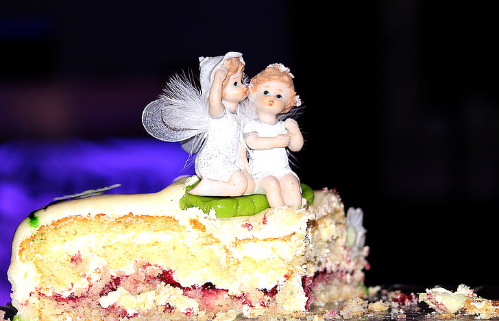 birthday cake, wedding cake, surprise, figures, lesbian marriage, luck, love
