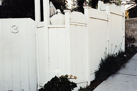 Branco, de madeira, cerca, portão, calçada, casa, sem pessoas