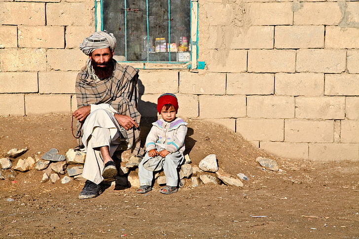 filha, criança, Afeganistão, pai, sentado, lama, pobreza