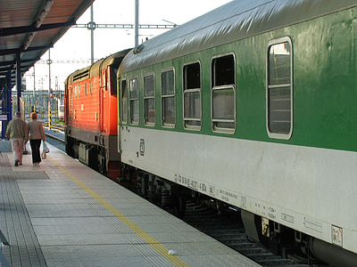 a vonat, vasúti, indulás, pályaudvar, platform, Cseh Köztársaság, Balázs