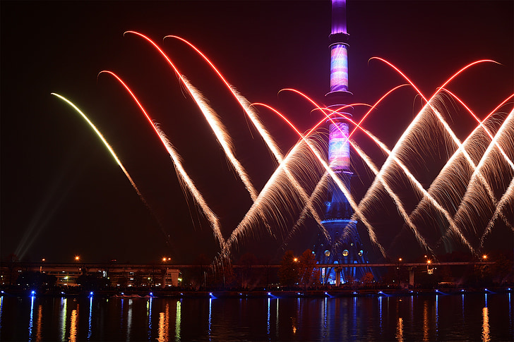 Moscova, oraş noapte, luminile de noapte, Turnul Ostankino, cerc de lumina