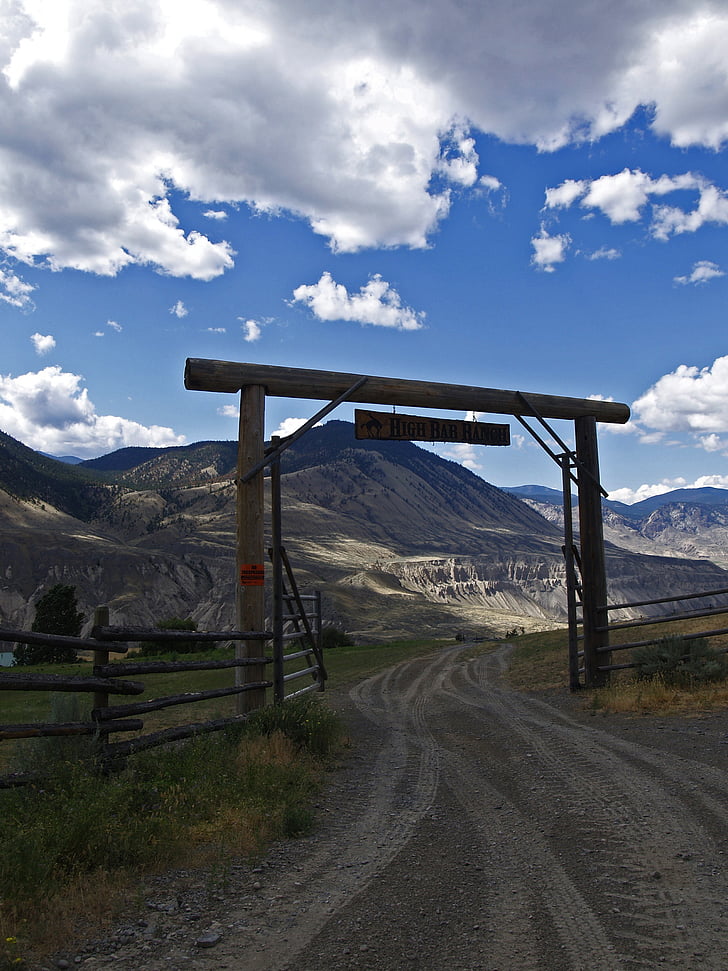 ranč, vrata, Indijanski rezervat, Fraser visoravni, Britanska Kolumbija, Kanada, planine