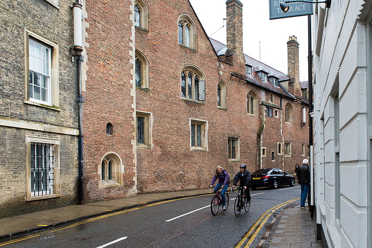 Κέμπριτζ, Cambridgeshire, Ηνωμένο Βασίλειο, σκηνή δρόμου, αρχιτεκτονική, ιστορικά κτίρια, Οι ποδηλάτες