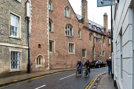 Cambridge, Cambridgeshire, Inggris, jalan adegan, arsitektur, bangunan bersejarah, pengendara sepeda