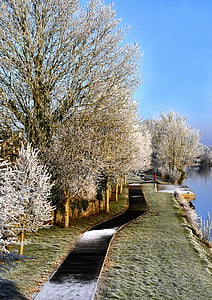 Winterschnee, am Ufer des Flusses Shannon, im County longford, Irland