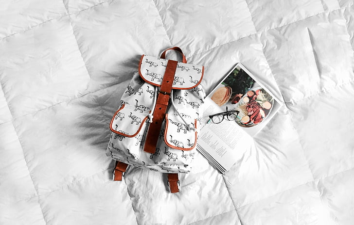 ruksak, krevet, knjiga, naočale, bijeli, Samo ljudi, samo jednog čovjeka