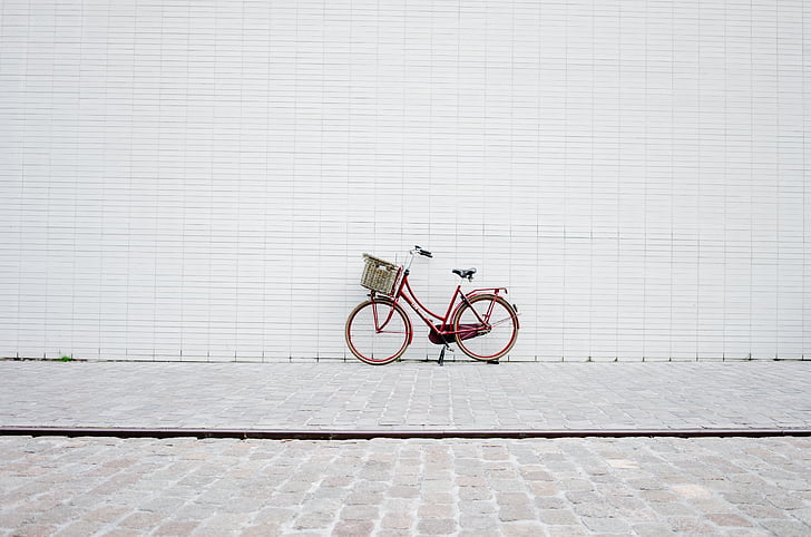 การถ่ายภาพ, สีแดง, เมือง, จักรยาน, จอดอยู่, ใกล้, สีขาว