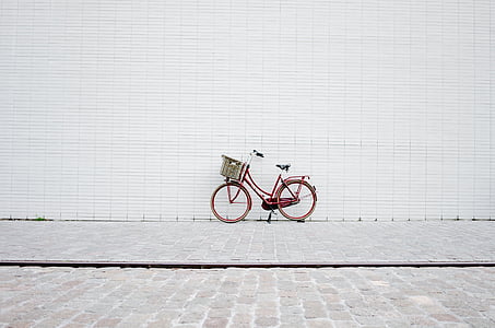 fotogrāfija, sarkana, pilsēta, velosipēds, novietoja, netālu no, balta