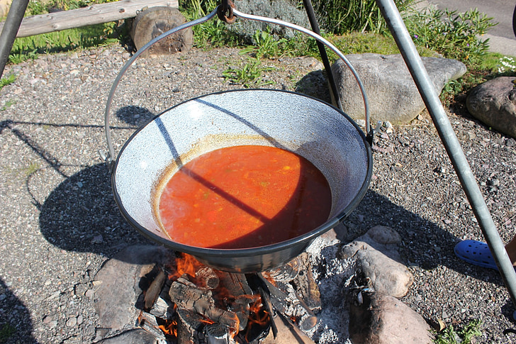 zuppa di gulasch, caminetto, fuoco, brace, haenkeltopf