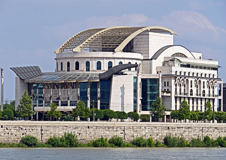 Boedapest, nieuw theater, Südstadt, Donau, oever van de Donau, Stadttheater, water