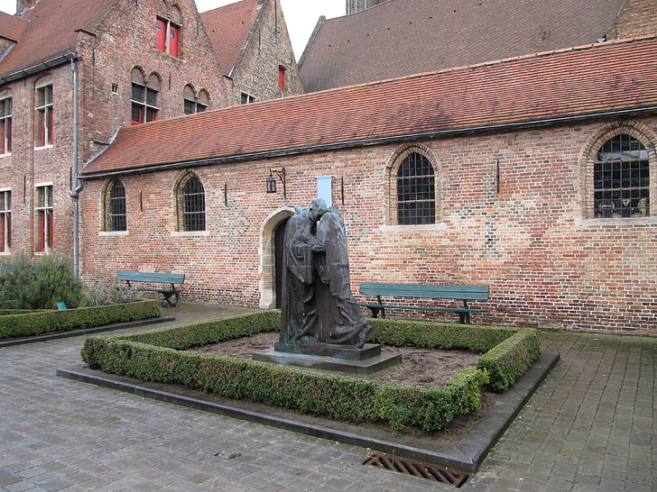Bruggy, Středověk, budovy