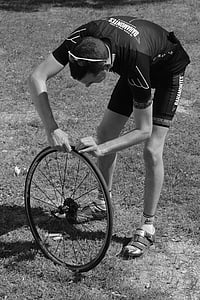 may mắn, tay đua xe đạp chuyên nghiệp đường, lốp bằng phẳng, Sửa chữa, bánh xe, bánh xe đạp, màu đen và trắng