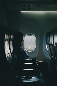 menina, sentado, avião, mulher, pessoa, avião, olhando para fora