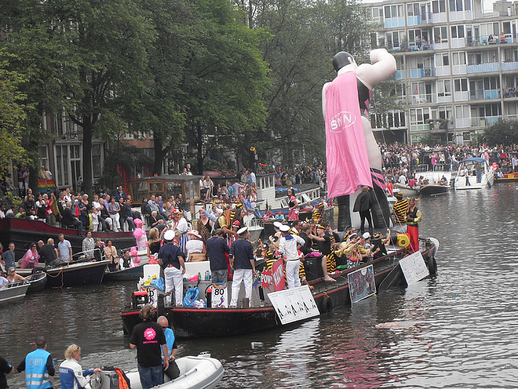 Gay parade in elkaar geslagen, Amsterdam, zomer, grachten