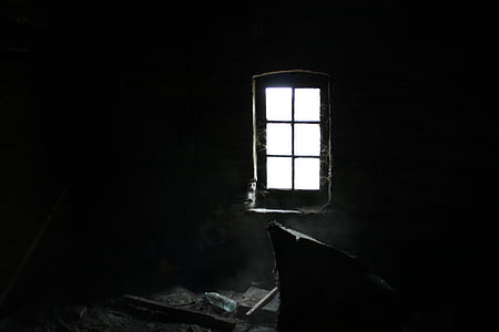 janela, escuro, sótão, poeira, teia de aranha, repensei, luz