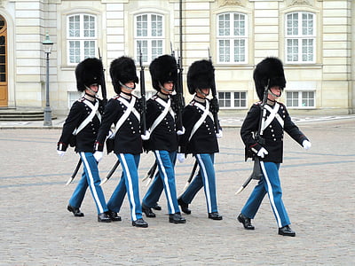 bewakers, Amalienborg, Paleis, Kopenhagen, Denemarken, Berenpels hoeden, soldaten