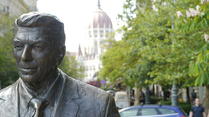 Budapeštas, statula, Ronaldas Reiganas, Parlamentas, lauke, pirmame plane daugiausia dėmesio, dieną