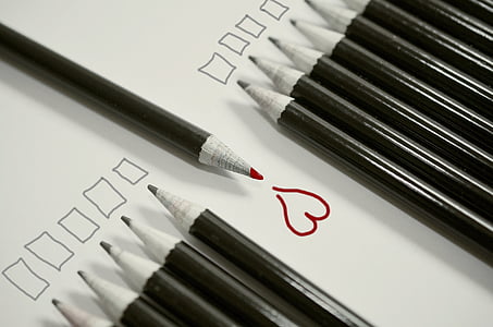 svinčniki, srce, rdeče srce, drugačno, neenako, dobrodošli, ljubeč