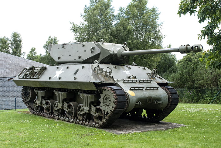 Bastogne, Belgie, v Ardenách, Bitva v Ardenách, stíhač tanků Jagdpanther M10, Bastogne památník, bojový tank
