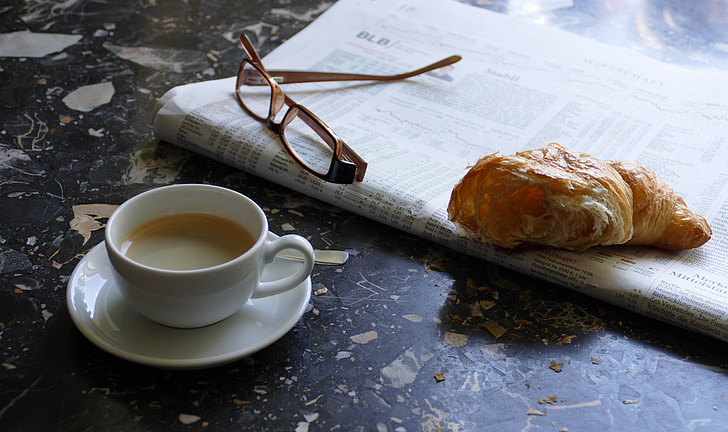 Espresso, periódico, croissant, gafas, naturaleza muerta