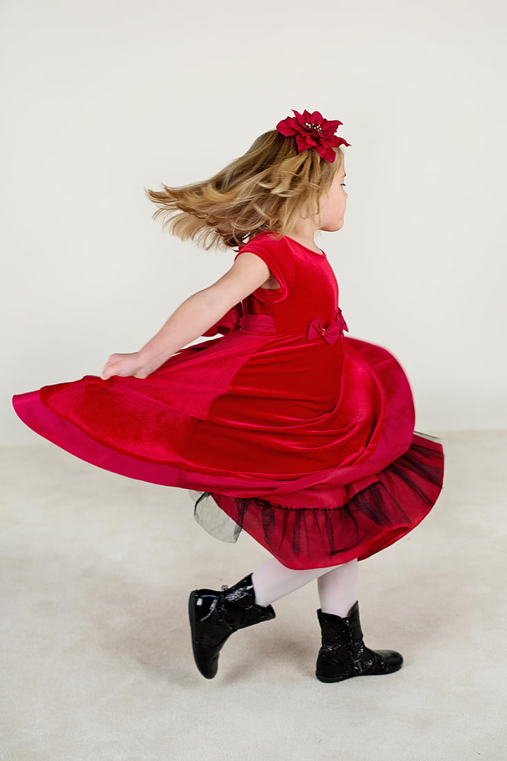 maža mergaitė, veikia, raudona suknelė, laimingas, vaikas, mergaitė, mažai